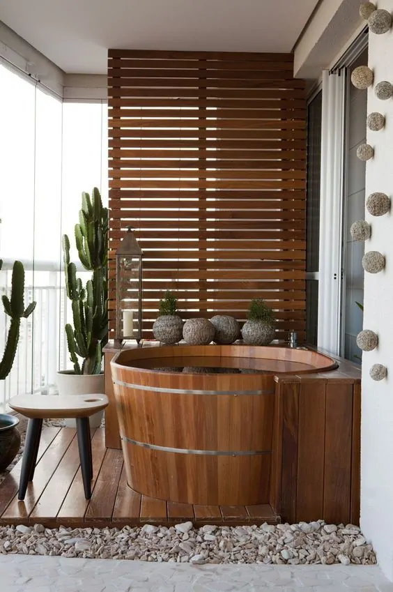 Глубокая деревянная спа ванна в японском стиле