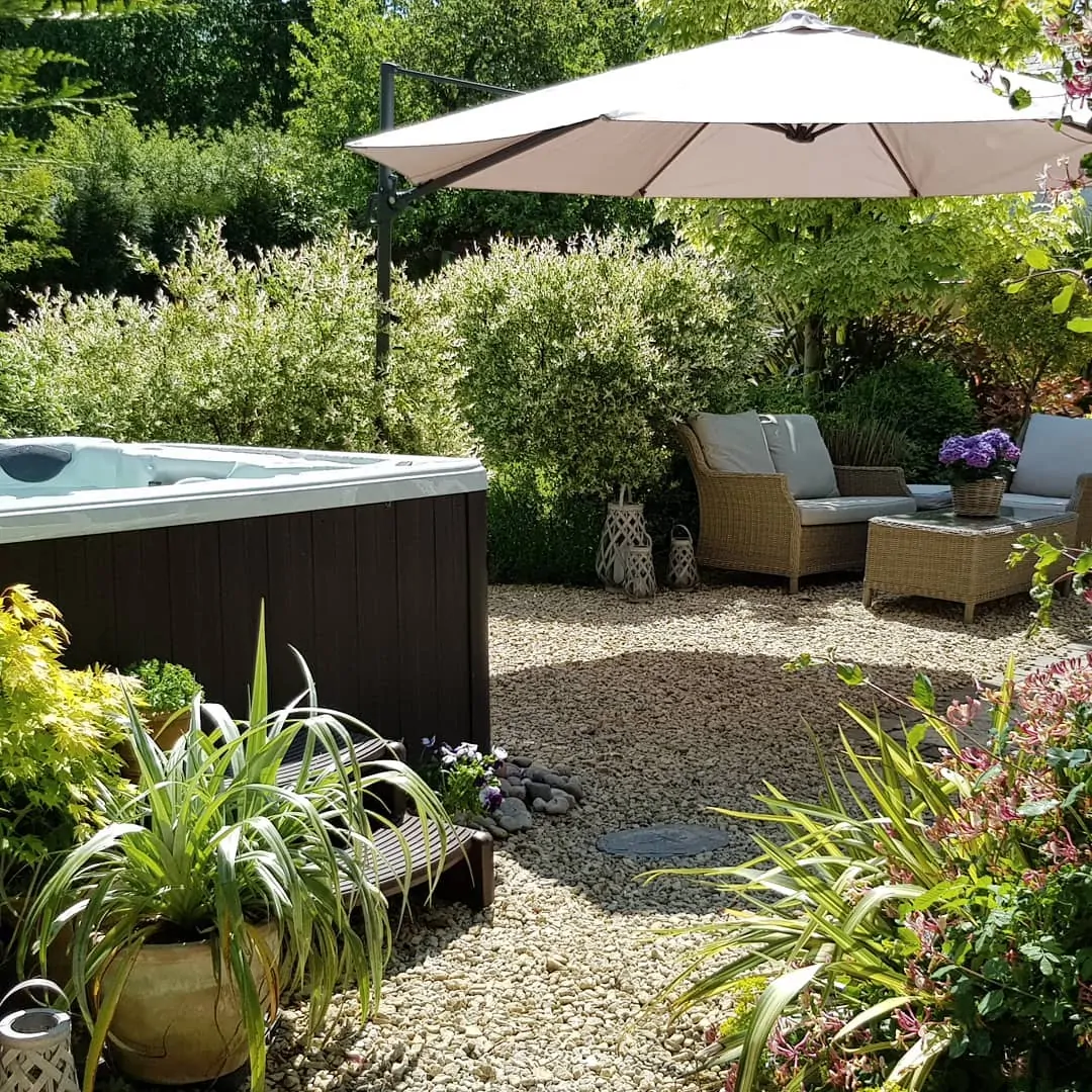 Спа бассейн джакузи со ступенями и крышкой в саду