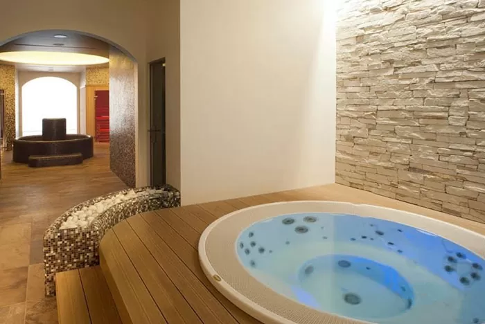 Гидромассажный спа бассейн джакузи встроенный с переливом jacuzzi alimia