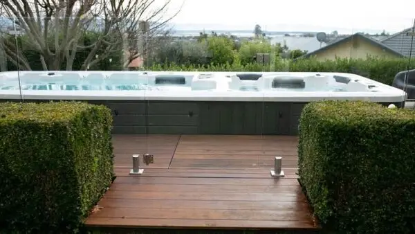 Вид на плавательный бассейн с противотоком со стороны дома