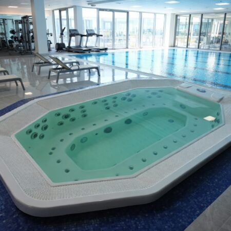 Большой коммерческий переливной спа бассейн