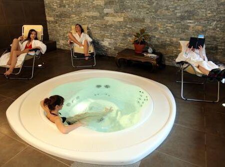 общественный спа бассейн с переливной решеткой